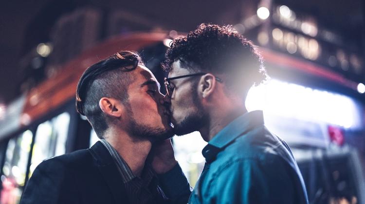 Casal gay se beijando  - FG Trade/iStock - FG Trade/iStock
