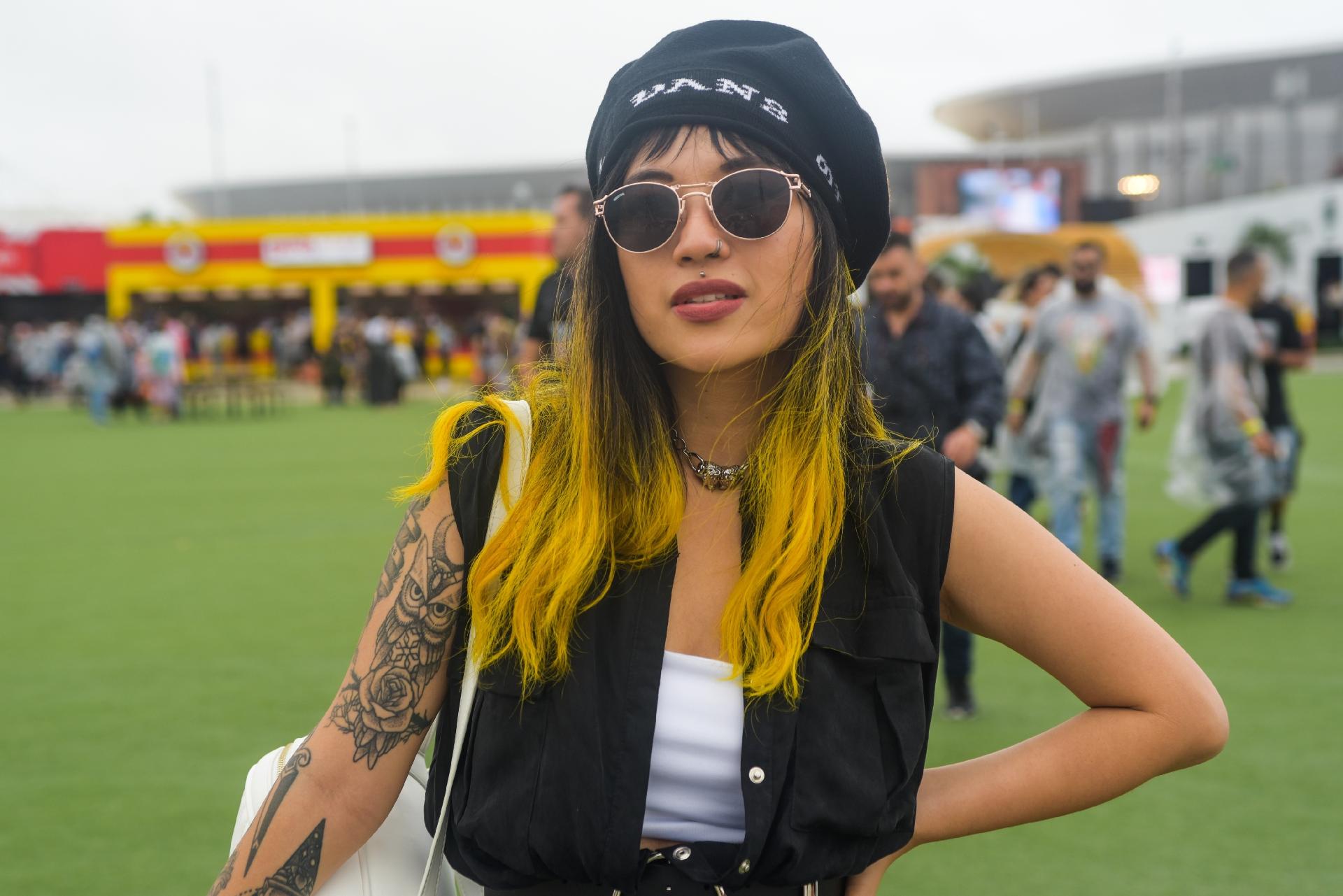 Garota exibiu bela tatuagem no braço no segundo dia da primeira semana do Rock in Rio - Marcelo Fonseca/Estadão Conteúdo