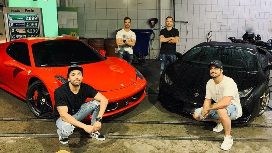 Caio Castro posa com amigos em posto ao lado de uma Ferrari e uma Lamborghini - Reprodução/Instagram