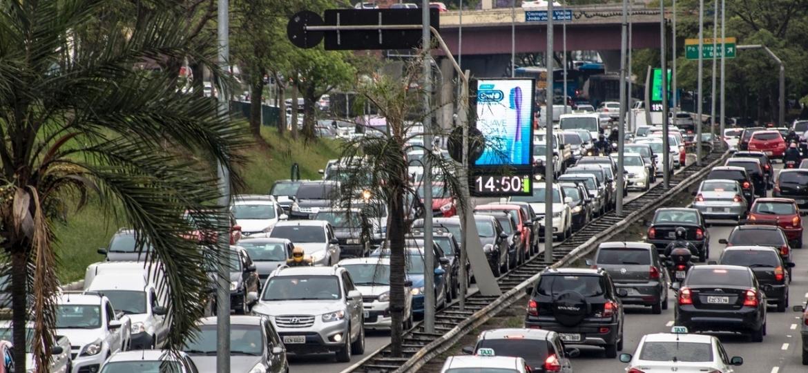 Licenciamento de veículos usados subiu mais do que o dobro do reajuste aplicado ao IPVA em 2022; início do calendário de pagamento do licenciamento anual foi adiado para julho em SP  - iStock