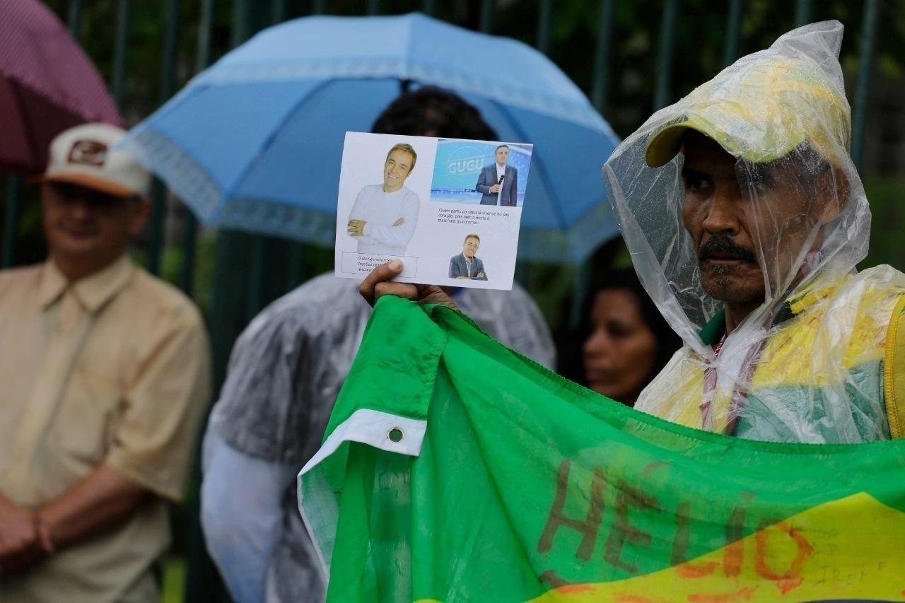 Além da bandeira, admirador de Gugu trouxe um papel com várias fotos do apresentador - Nelson Antoine/UOL