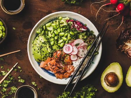 Saiba como fazer poke, prato com salmão e arroz; veja receita