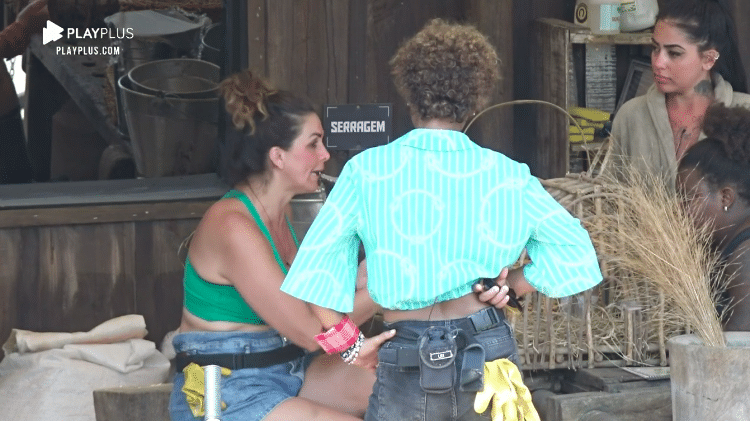 A Fazenda 2020: Luiza Ambiel, Lidi Lisboa e Mirella discutem por causa do uso dos baldes - Reprodução/RecordTV - Reprodução/RecordTV
