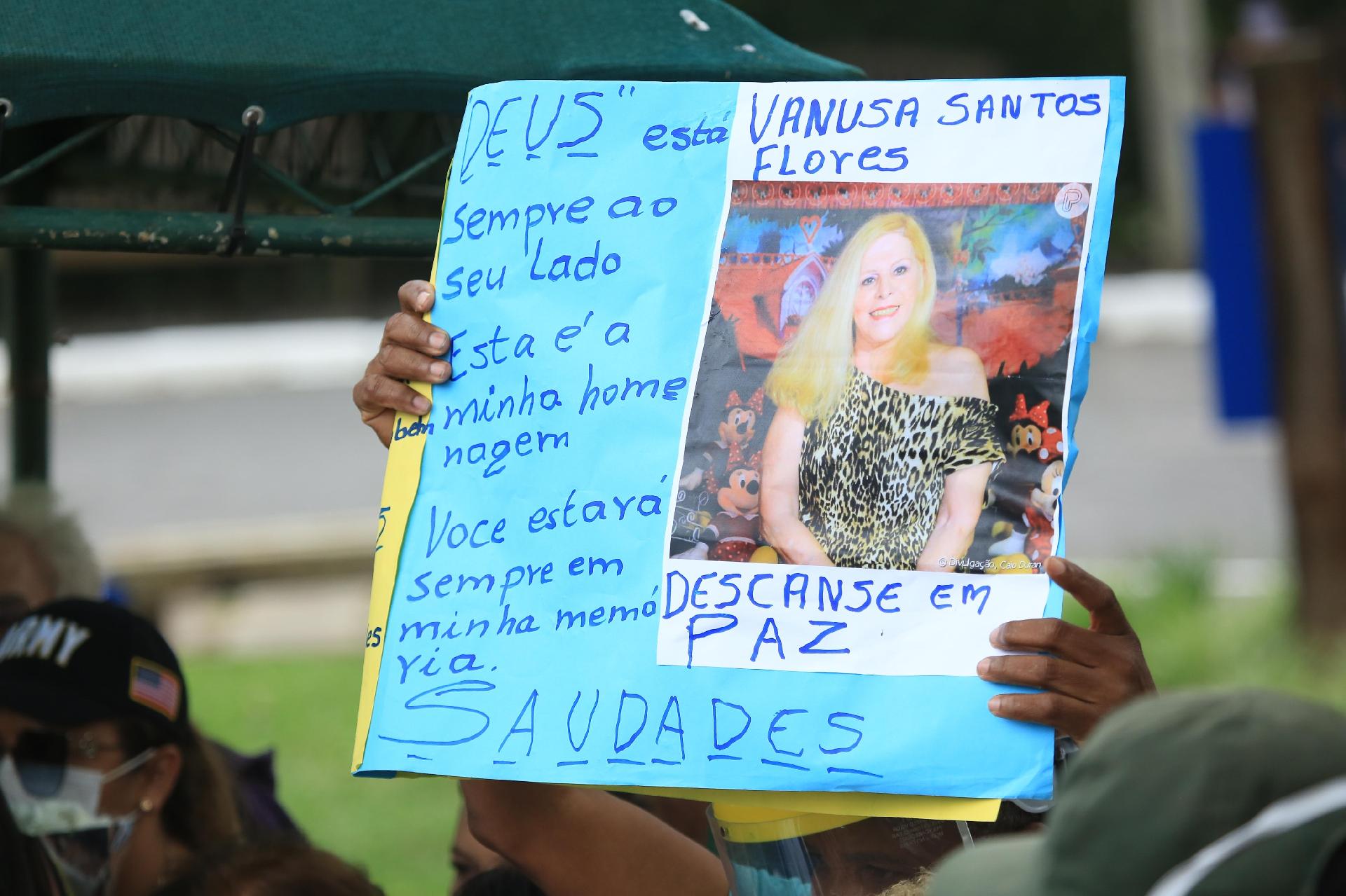 Fãs e familiares se emocionam no enterro de Vanusa - Amauri Nehn/Brazil News