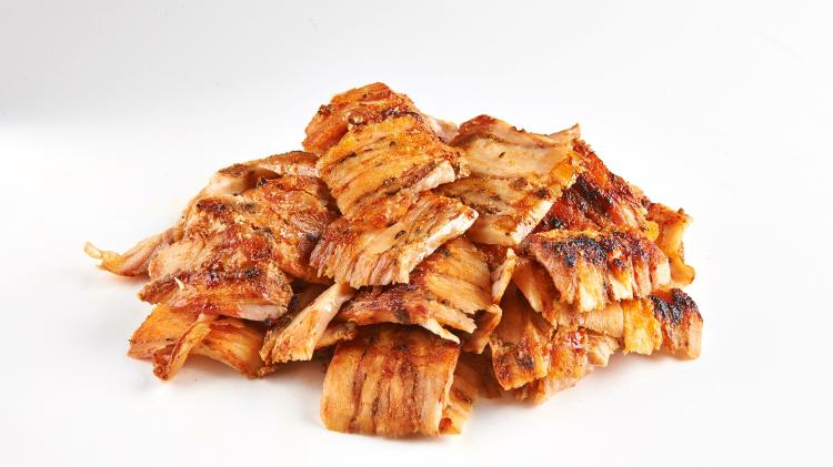 Frango fatiado é marinado e depois dourado no espeto giratório - Derin-Photography/Getty Images/iStockphoto - Derin-Photography/Getty Images/iStockphoto