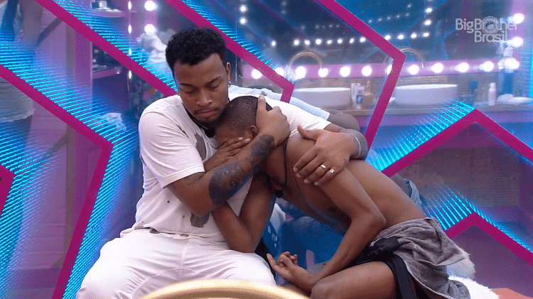 BBB 21: Lucas Penteado sendo consolado por Nego Di - Reprodução/Globo Play - Reprodução/Globo Play