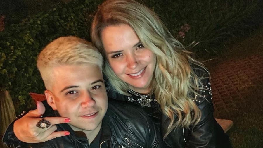 Enzo Lins e a irmã, Marcela McGowan, que o auxiliou durante o processo de transição - Reprodução/Instagram