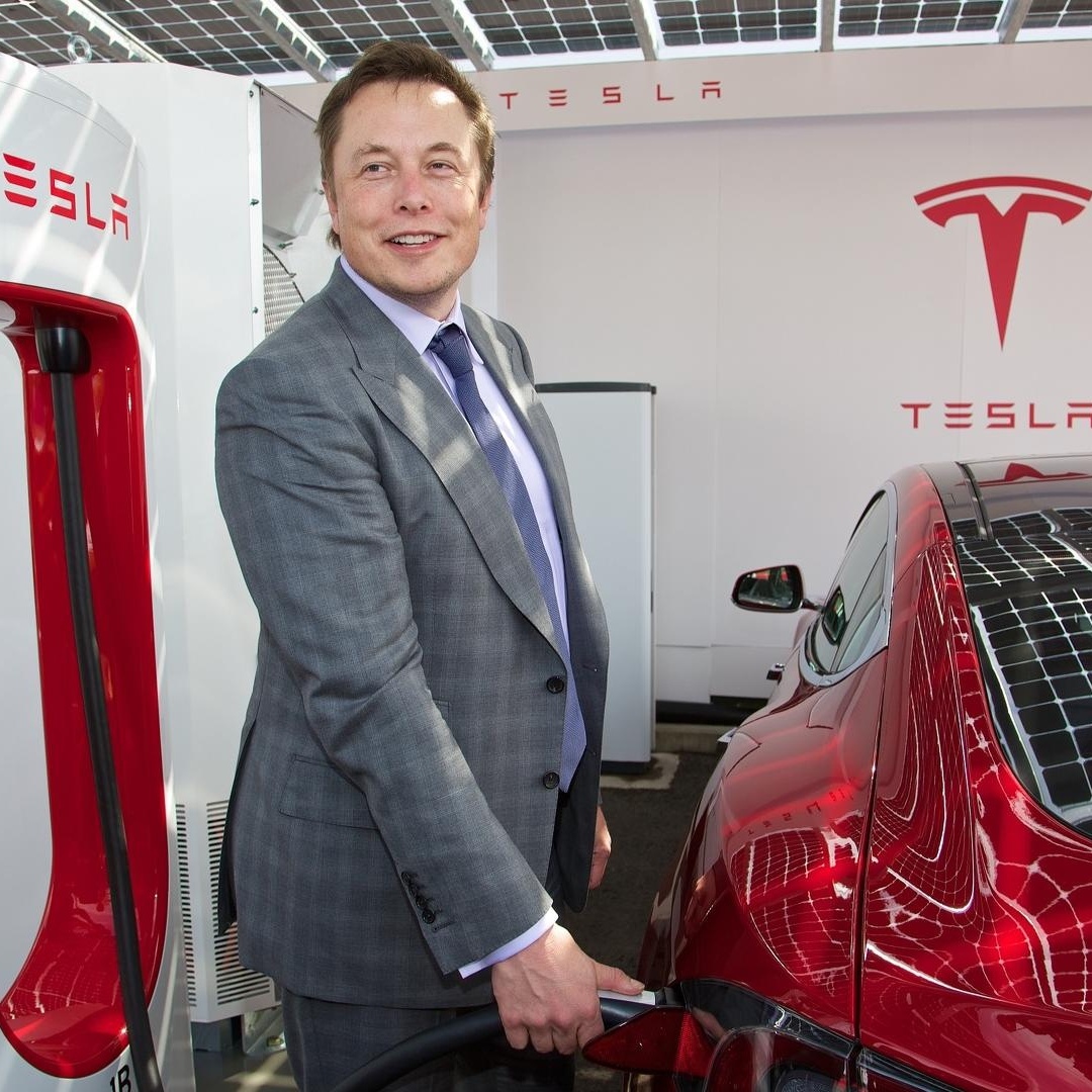 Elon Musk perde posto de mais rico do mundo ante queda da Tesla e compra de  Bitcoin - 23/02/2021 - UOL Economia