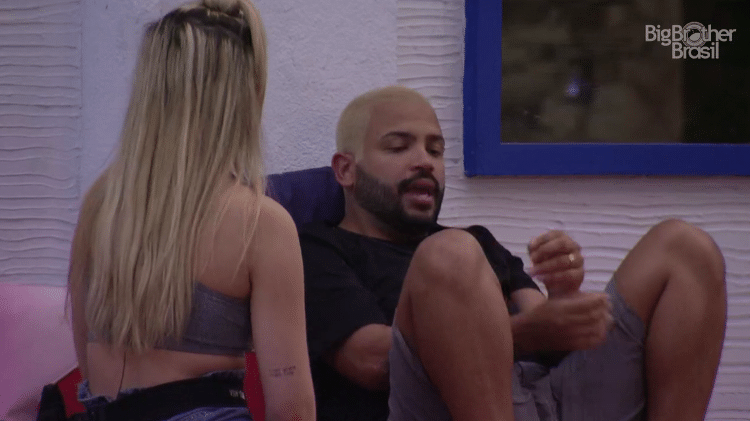 BBB 21: Viih e Projota conversam na área externa - Reprodução/Globoplay - Reprodução/Globoplay