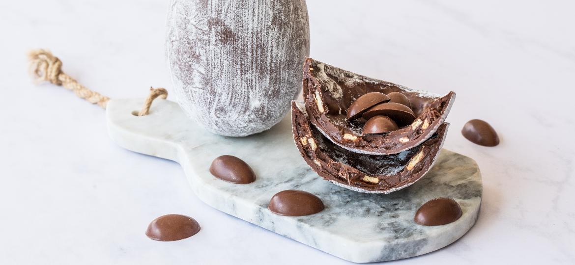 Brigadeiro e biscoito na casca formam o ovo da palha italiana da Confeitaria Dama - Helena Mazza/Divulgação