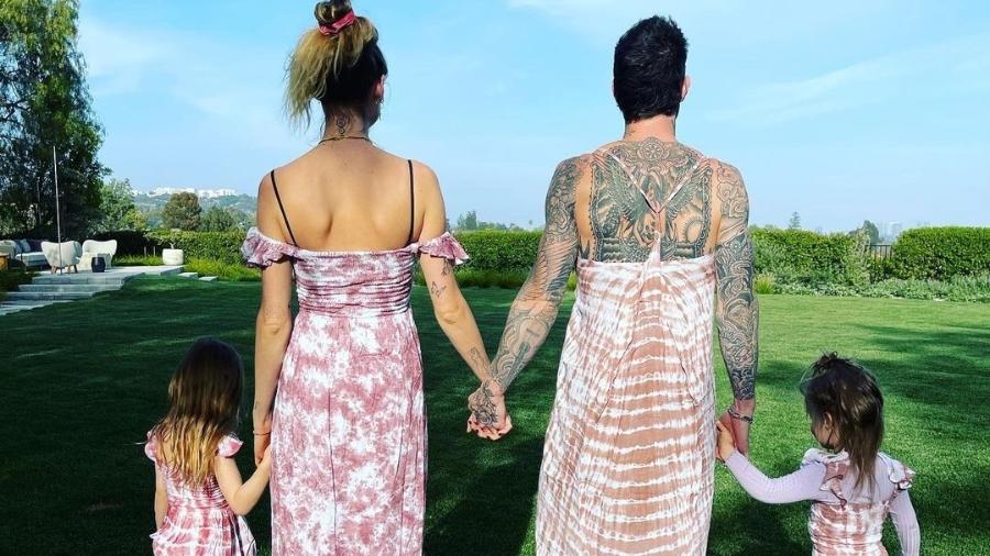 Adam Levine usa vestido em foto ao lado da mulher e das filhas - Reprodução/Instagram