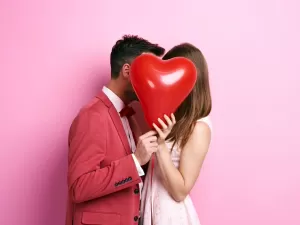 'Love bombing': como lidar com demonstrações exageradas de amor