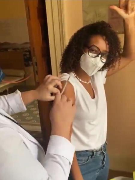 Taís Araújo, asmática grave, toma vacina contra covid-19: "É fundamental" - Reprodução/Twitter