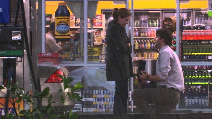Pam (Jenna Fischer) é pedida em casamento por Jim (John Krasinski) em "The Office" - Divulgação