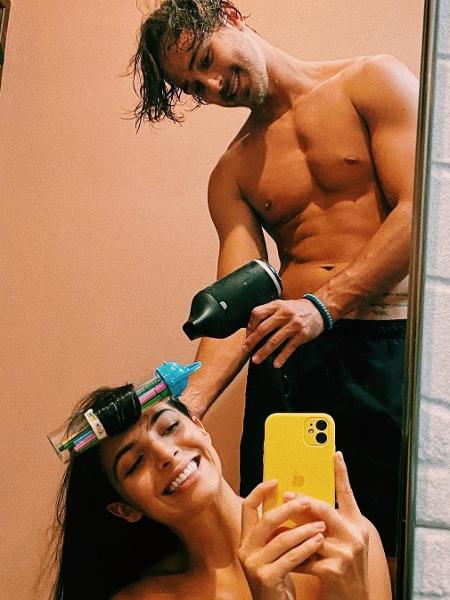 André Frambach seca cabelo de Rayssa Bratillieri - Reprodução/Instagram 