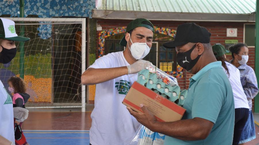 Grupo destinou dinheiro que usava para jogar futebol para comprar e distribuir cestas básicas - Acervo pessoal