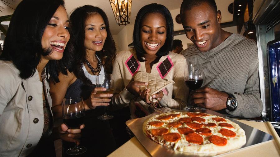 Que tal fazer uma pizza em casa e curtir com os amigos? Você tem tudo que precisa para essa balada? - Getty Images