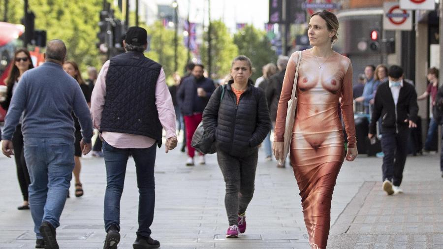 O "naked dress", criado por Jean Paul Gaultier e a artista Lotta Volkova, é a roupa mais desejada do momento, segundo pesquisa - Reprodução/Joshua Bratt/The Sunday Times