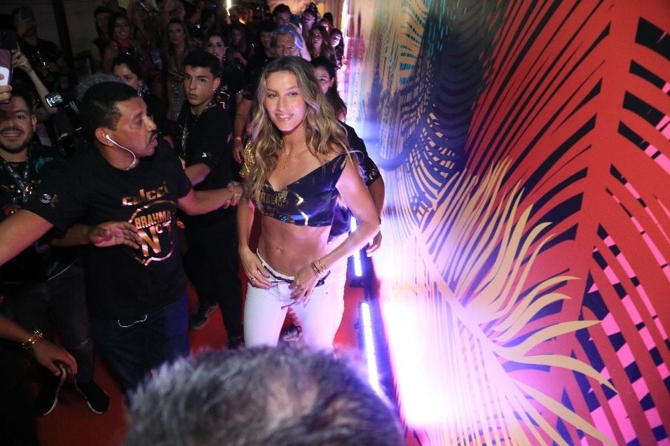 Gisele Bündchen tira fotos na Sapucaí em camarote do Carnaval do Rio - JC Pereira/ AGNEWS