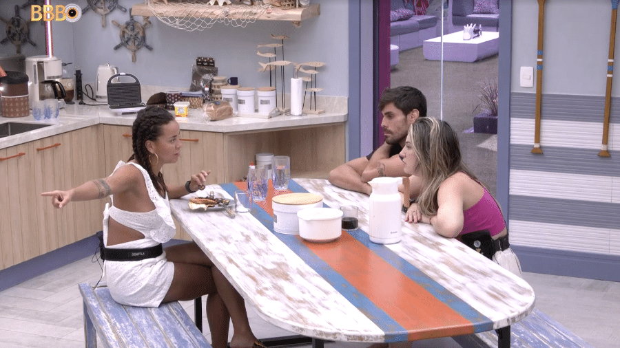 Domitila, Amanda e Sapato discutem na cozinha - Globoplay/Reprodução