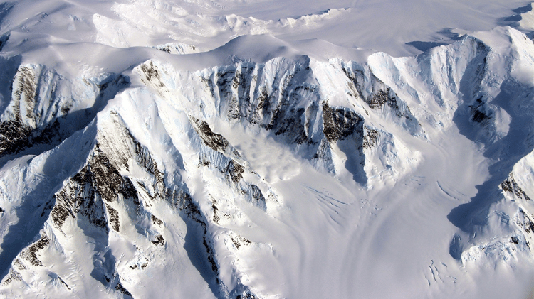 Montanhas cobertas de neve - NASA Goddard Photo and Video via Flickr (CC BY 2.0) - NASA Goddard Photo and Video via Flickr (CC BY 2.0)