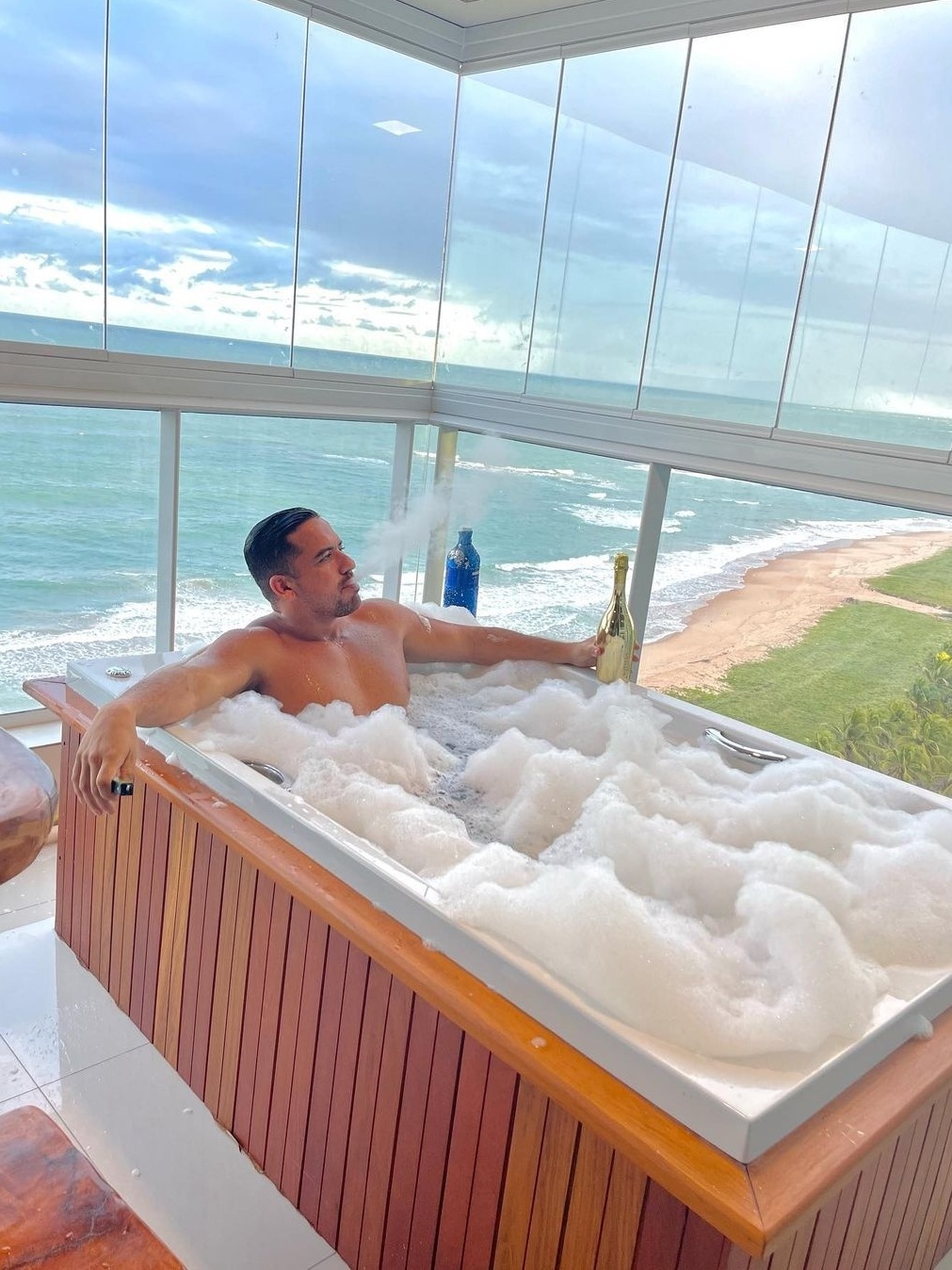 Justiça exige que influencer tire banheira de hidromassagem de apartamento