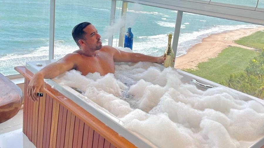 Kel Ferreti na banheira que virou alvo de decisão judicial - Reprodução/Instagram
