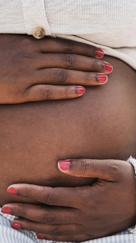 mulher grávida negra, gestante negra, grávida negra - iStock
