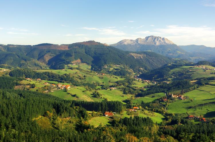 Vale Aramaio com a montanha Udalaitz ao fundo, no País Basco