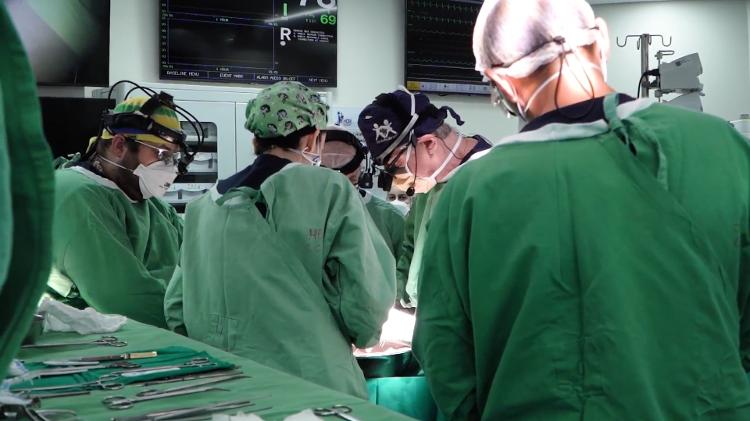 Equipe realiza cirurgia de transplante