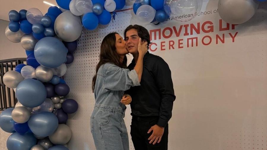 Ivete Sangalo beija o filho, Marcelo, em formatura do ensino fundamental