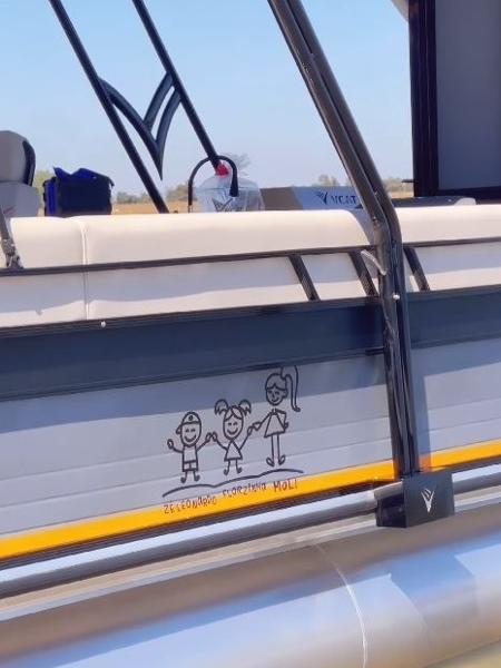 O casal decorou o barco com representação dos filhos