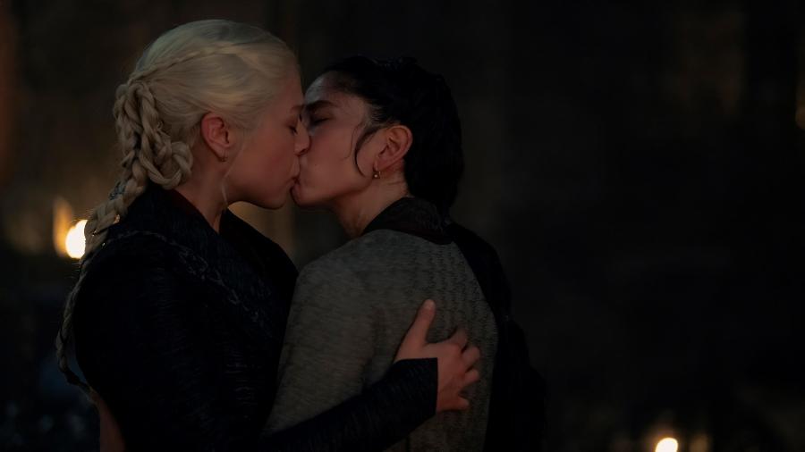 Rhaenyra (Emma D'Arcy) e Mysaria (Sonoya Mizuno) se beijam na segunda temporada de 'A Casa do Dragão'