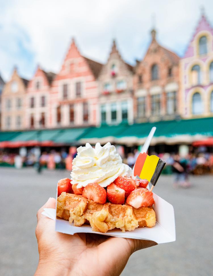 Waffle belga típico de Bruges, com direito a chantili e morangos para acompanhar