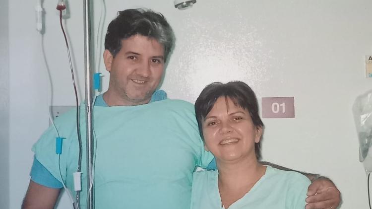 Rita com o irmão no dia do transplante de medula Rita com o irmão no dia do transplante de medula