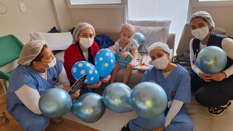 Arthur e a equipe do hospital após o transplante medular