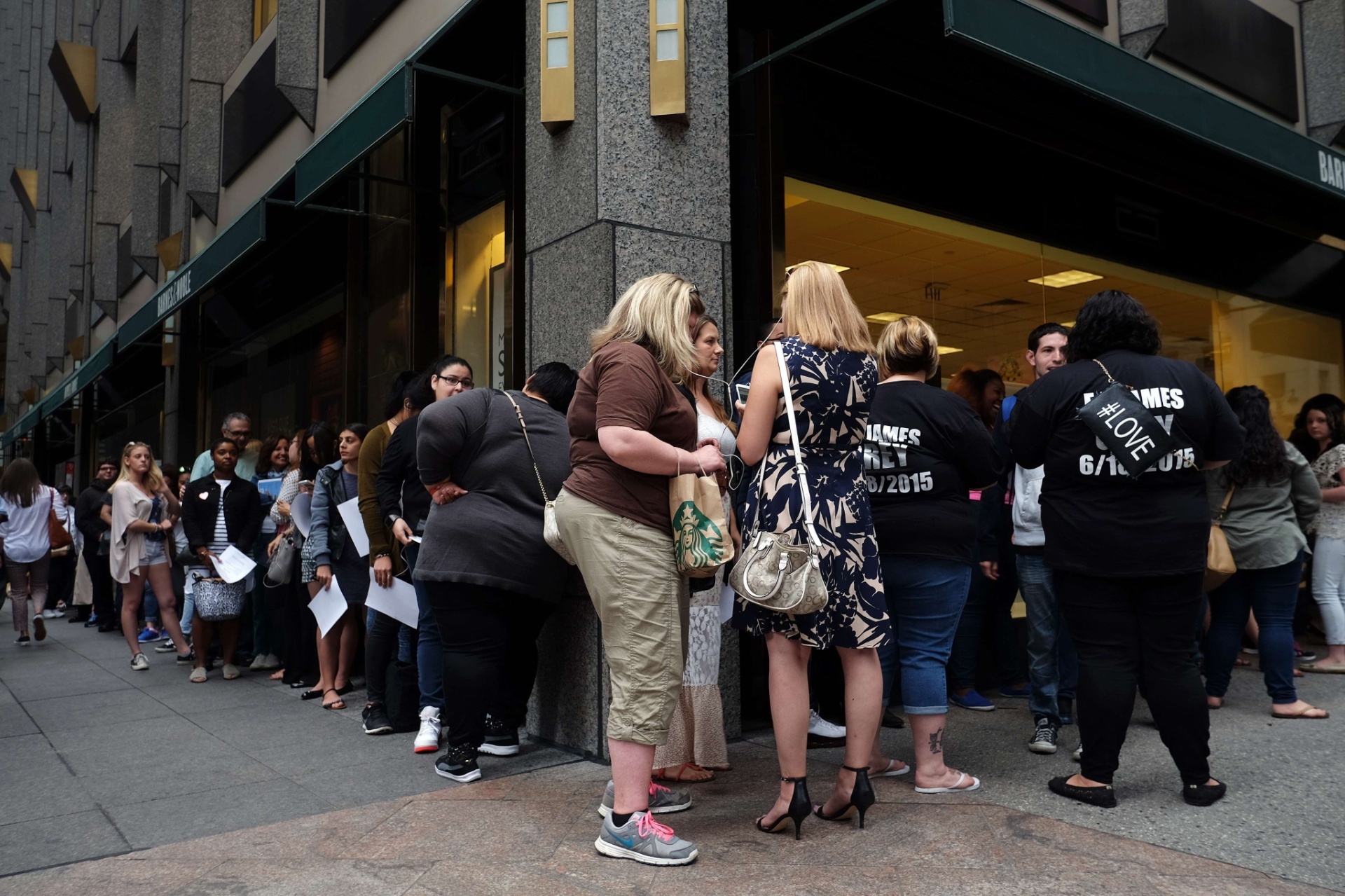Fila de fãs para comprar o livro "Grey", da série "Cinquenta Tons", dobra o quarteirão na 5ª Avenida, em Nova York - JEWEL SAMAD/AFP