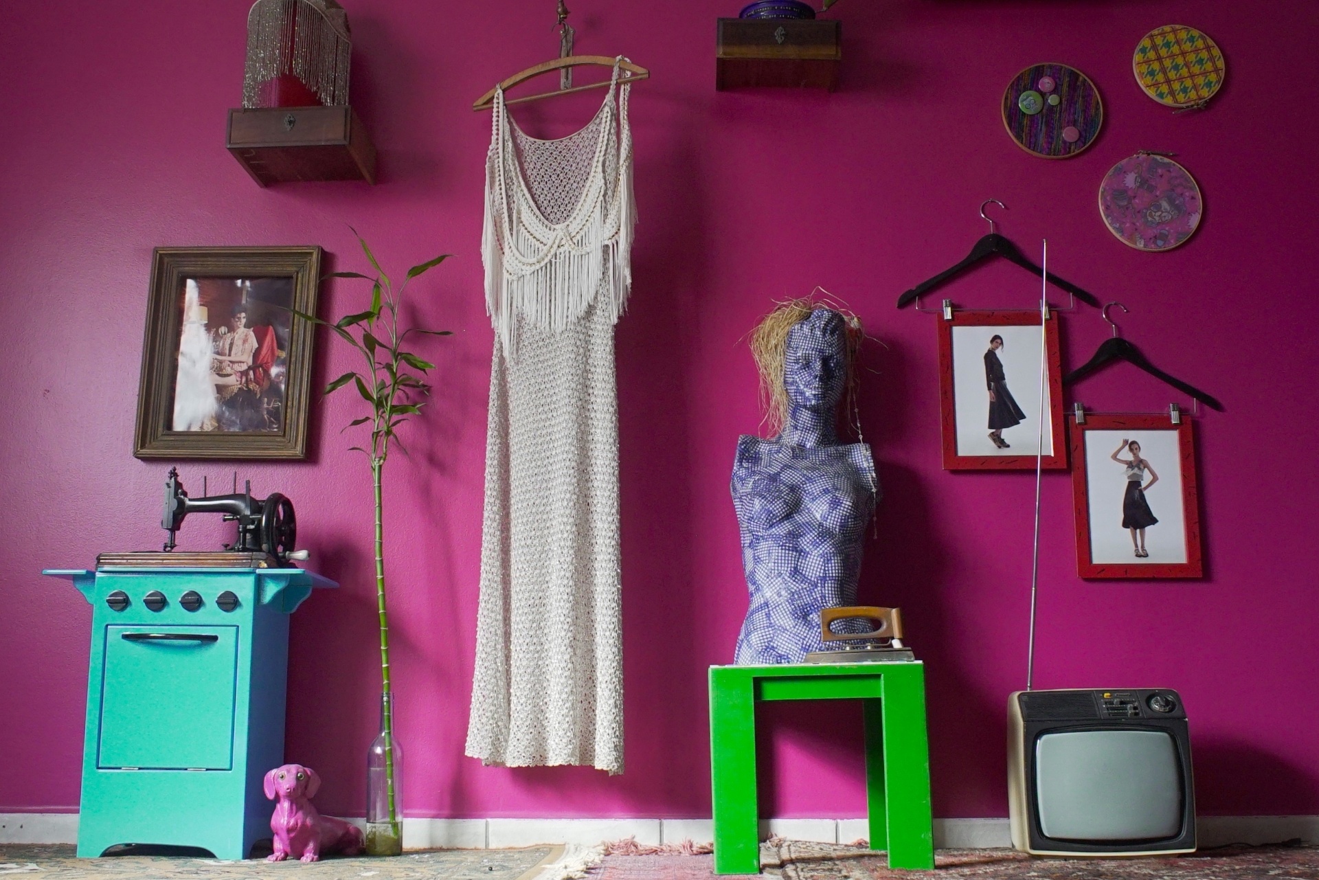 Quase toda casa da estilista Julia Vassoler Guglielmetti, onde também funciona o showroom da Grálias - sua marca de roupas -, é composta com móveis e objetos garimpados e reformados por ela. Entre as peças, encontradas no lixo, estão a TV antiga e as gavetas transformadas em prateleiras - Divulgação/ Arquivo pessoal