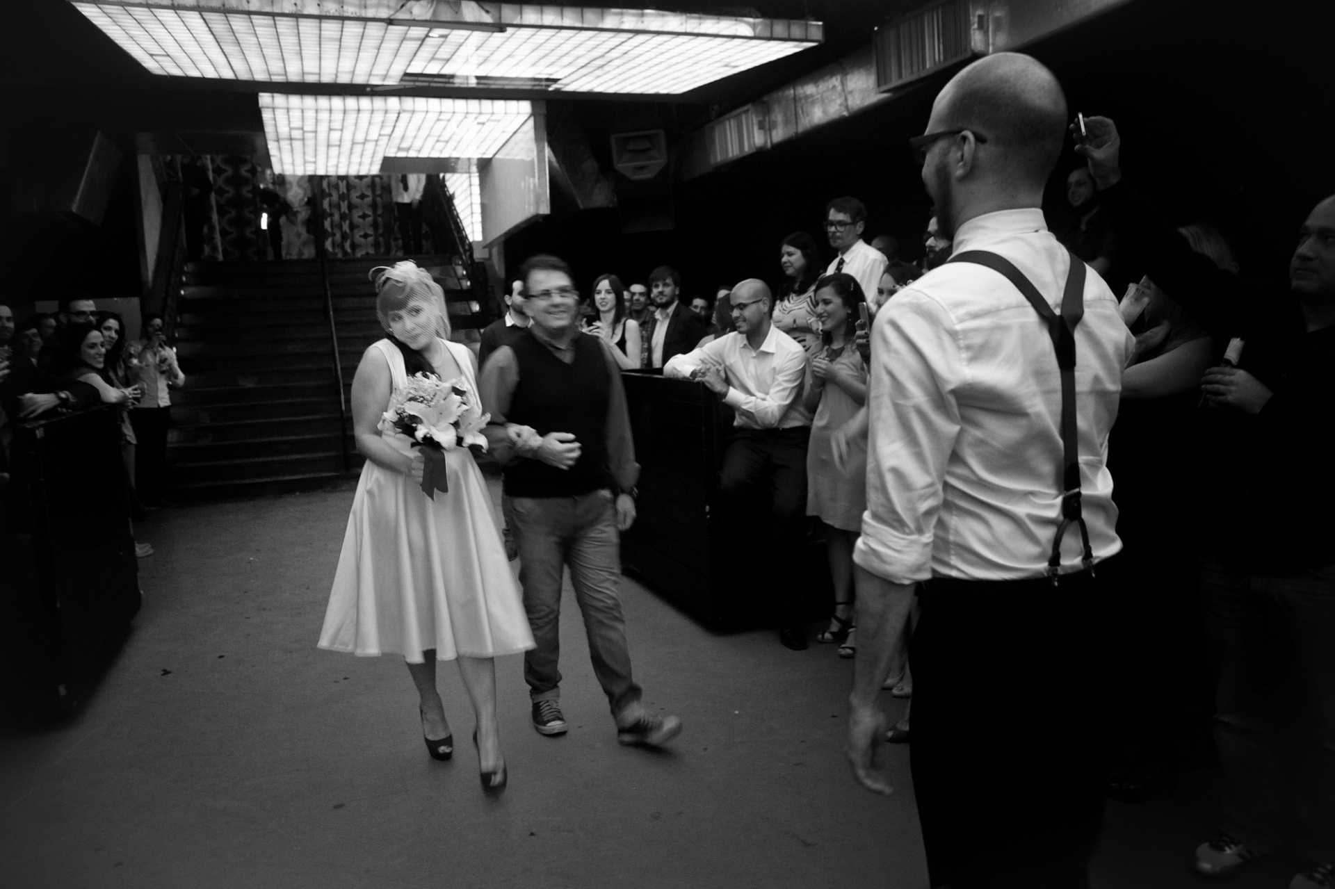 A noiva Catarina Cicarelli escolheu um vestido midi off-white no estilo pin-up e casquete, para celebrar sua união com Cauã Taborda - Divulgação/Anna Silveira