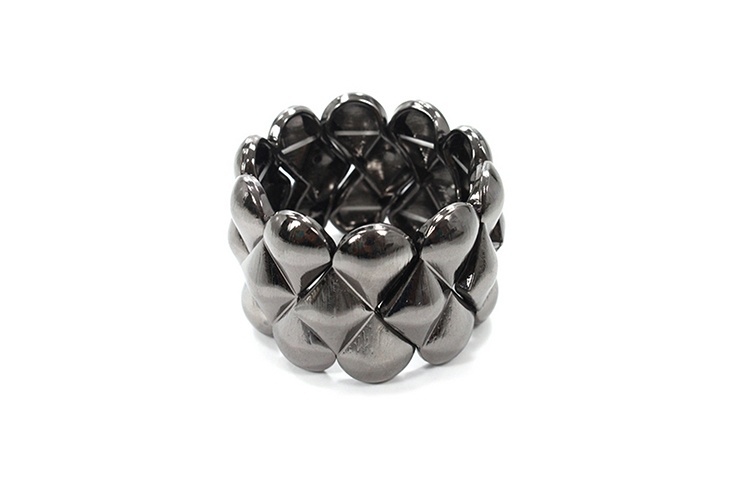 Pulseira com elástico interno, da Josefina Rosacor. Preço: R$ 43. Informações: (21) 2422-1852| Preço e disponibilidade pesquisados em agosto de 2015 e sujeitos a alterações - Divulgação