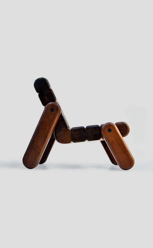 A poltrona Inflated Wood foi desenhada por Zanini de Zanine, mede 98 cm x 80 cm x 78 cm e é estruturada com ipê-tabaco e jacarandá - Divulgação