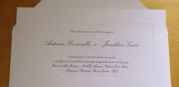 Convite de casamento de Antonia Fontenelle e Jonathan Costa foi impresso em alto relevo inglês e tem aroma da Chanel - Divulgação