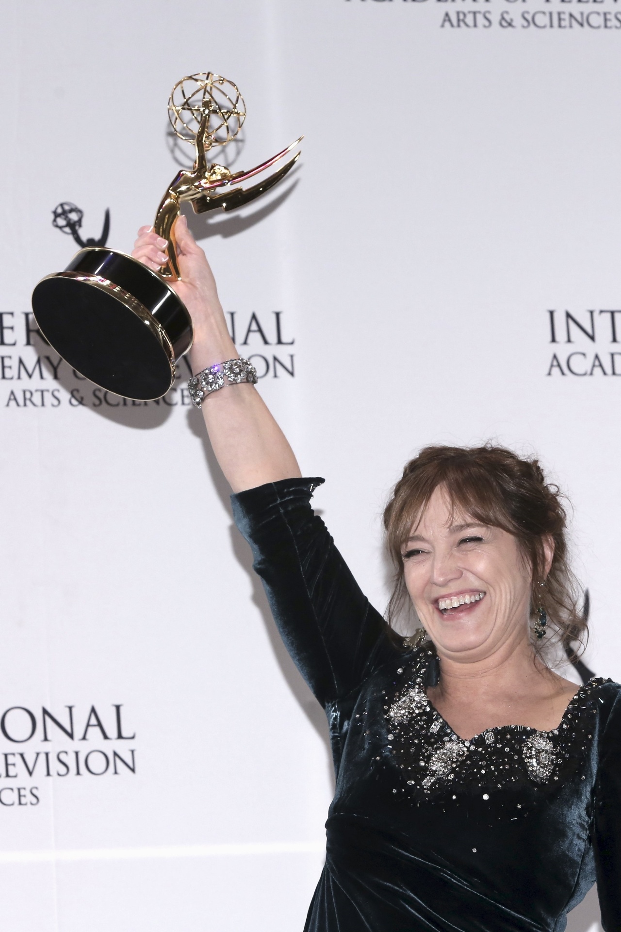 23.nov.2015 - Anneke von der Lippe comemora o prêmio Emmy Internacional na categoria melhor atriz - Andrew Kelly /Reuters