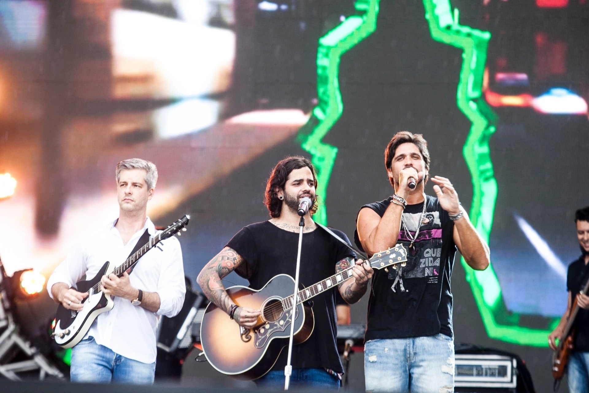 29.nov.2015 - Show de Victor e Léo contou com a participação de Lucas Silveira, da banda Fresno - Lucas Lima/UOL