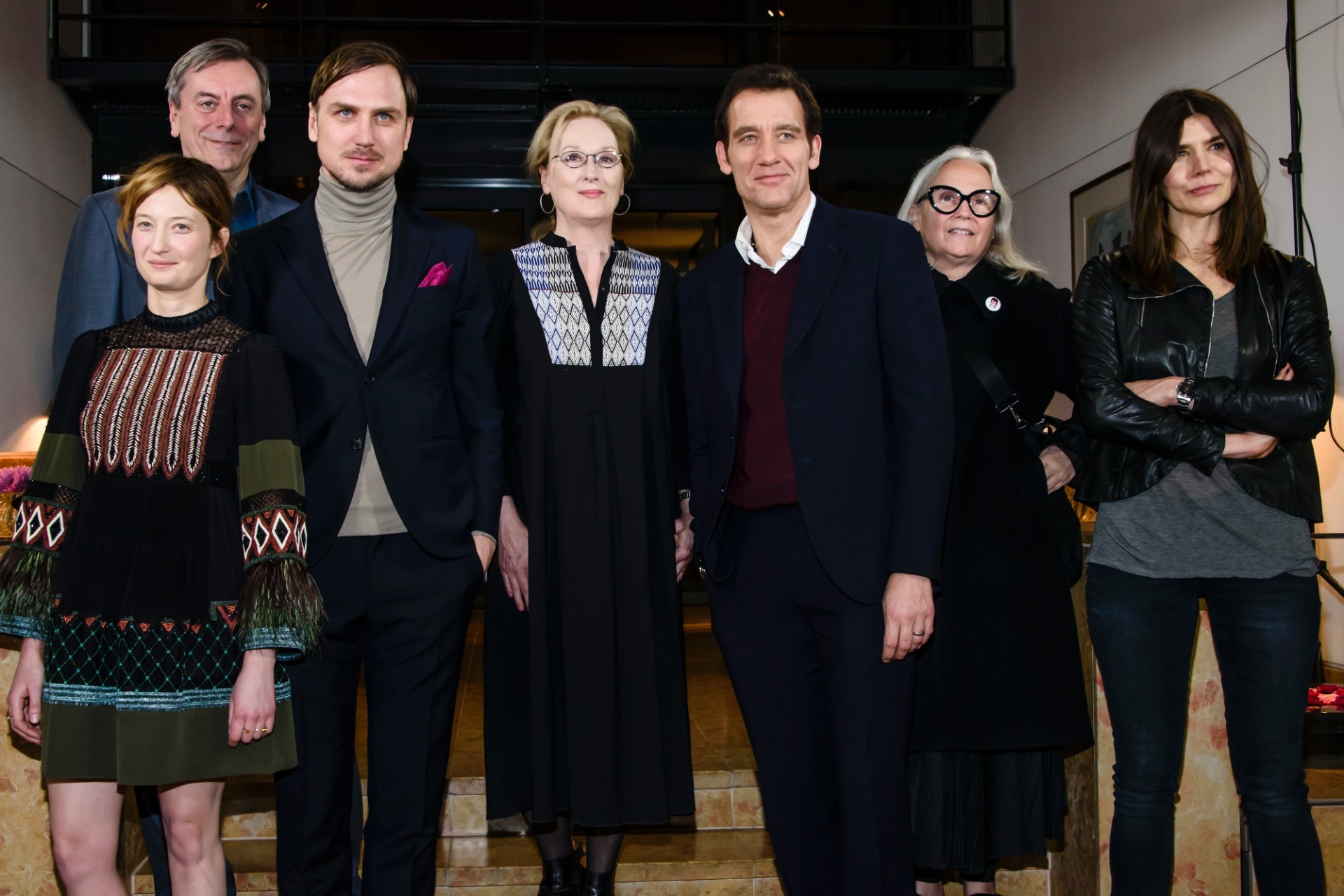 10.fev.2016 - Júri internacional posa para foto oficial um dia antes da abertura do 66º Festival de Berlim. Da esquerda para a direita: Alba Rohrwacher, Nick James, Lars Eidinger, Meryl Streep, Clive Owen, Brigitte Lacombe e Malgorzata Szumowska. A veterana atriz americana preside o grupo. - Clemens Bilan/Getty Images