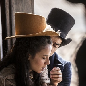 Joaquina (Andreia Horta) finge passar mal e é socorrida por André (Caio Blat) na execução de Mão de Luva em "Liberdade, Liberdade" - Reprodução/GShow - Reprodução/GShow