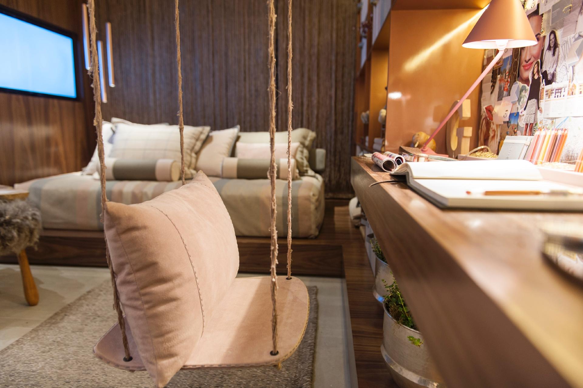 O balanço, que substitui a cadeira junto à bancada, chama atenção dos visitantes no ambiente desenvolvido pelo escritório Très Arquitetura, na edição paulistana da Casa Cor 2016. No Quarto da Menina, os momentos de estudo e distração ficam mais charmosos e divertidos com a cadeira suspensa - Katia Kuwabara/UOL