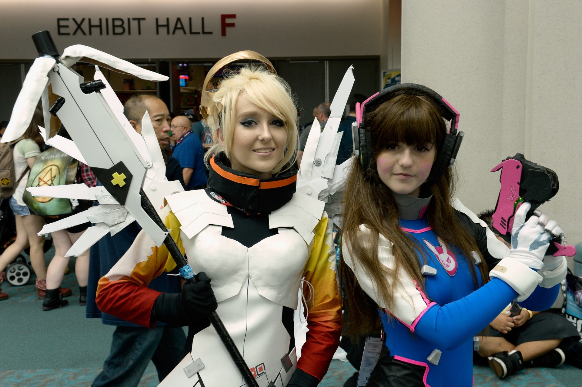 23.jul.2016 - D.Va e Mercy, do jogo "Overwatch", mostraram suas armas na San Diego Comic-Con 2016 - Getty Images