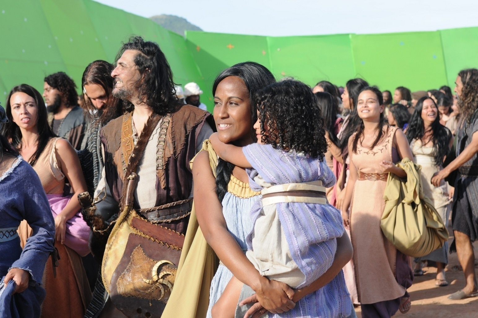 Liderados por Josué (Sidney Sampaio), hebreus atravessam o rio Jordão em cena de "A Terra Prometida" - Munir Chatack/Record