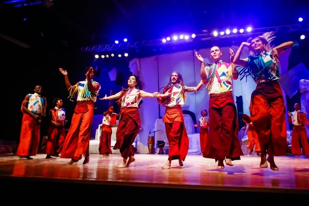 5.ago.2016 - Elenco da peça "Haiti Somos Nós" agrade a presença do público que compareceu à Galeria Olido, centro de São Paulo, para assistir ao espetáculo - Edson Lopes Jr. /UOL